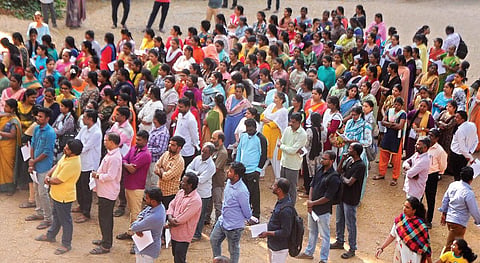 பட்டதாரி ஆசிரியர் பணிக்கான போட்டித் தேர்வுகள் நேற்று நடந்தது. சென்னை திருவல்லிக்கேணி, எம்கேடி பள்ளியில் தேர்வு எழுத வந்தவர்கள்.