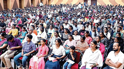 யுபிஎஸ்சி, டிஎன்பிஎஸ்சி போட்டித் தேர்வர்களுக்காக சங்கர் ஐஏஎஸ் அகாடமி வழங்கும் ‘இந்து தமிழ் திசை - ஆளப்பிறந்தோம்’ வழிகாட்டு சோர்வடைய வேண்டாம். நிகழ்ச்சி சென்னை கிண்டியில் உள்ள அண்ணா பல்கைலக்கழக விவேகானந்தா அரங்கில் நேற்று நடைபெற்றது. இதில் பங்கேற்ற மாணவர்கள் மற்றும் அவர்களது பெற்றோர். 

| படங்கள் : எஸ்.சத்தியசீலன் |