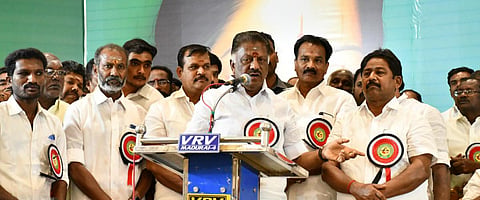 மதுரை தெப்பக்குளம் பகுதியில் ஒருங்கிணைந்த மதுரை மாவட்ட தொண்டர்  உரிமை மீட்பு குழு நிர்வாகிகளை ஆலோசனை கூட்டத்தில் பேசிய முன்னாள் முதல்வர் ஓபிஎஸ் அவர்கள். | படம்: எஸ். கிருஷ்ணமூர்த்தி