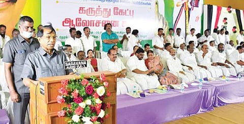 வேலூர் ரங்காபுரம் பகுதியில் அதிமுக சார்பில் நடைபெற்ற தேர்தல் அறிக்கை தயாரிக்கும் குழுவின் வேலூர் மண்டலத்துக்கு உட்பட்ட பொதுமக்கள் மற்றும் பல்வேறு தொழில் சார்ந்த பிரதிநிதிகளின் கருத்து கேட்பு ஆலோசனை கூட்டத்தில் பேசும் விஐடி வேந்தர் கோ.விசுவநாதன். படம்: வி.எம்.மணிநாதன்.