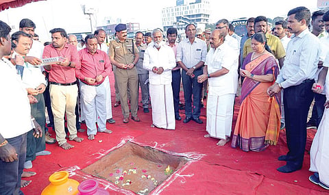 சென்னை கிளாம்பாக்கம் பேருந்து முனையத்தில் காவல் நிலையம் கட்டுவதற்கான அடிக்கல் நாட்டுவிழா நேற்று நடந்தது. இதில் அமைச்சர்கள் தா.மோ அன்பரசன் , பி.கே .சே கர்பாபு, ஆட்சியர் அருண்ராஜ், தாம்பரம் காவல் ஆணையர் அமல்ராஜ் பங்கேற்றனர். 
| படம்: எம்.முத்துகணேஷ் |
