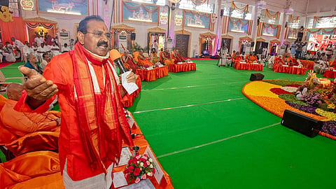 சனாதன தார்மீக கருத்தரங்கின் நிறைவு நாளான நேற்று பீடாதிபதிகள், மடாதிபதிகள் மற்றும் ஜீயர்களுடன் தேவஸ்தான அறங்காவலர் குழு தலைவர் கருணாகர் ரெட்டி பங்கேற்றார்.