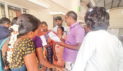 ஆட்சியர் அலுவலக குறைகேட்பு கூட்டத்தில் மனு அளிக்க வந்த பண்ருட்டி கணிசப்பாக்கம் கிராம மக்களை சமரசம் செய்யும் துணை வட்டாட்சியர்.