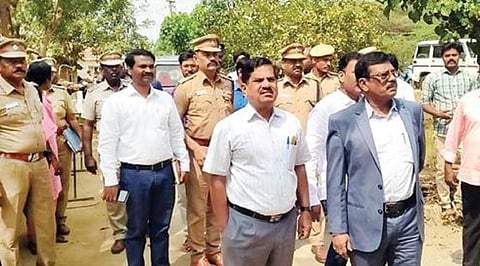 புதுக்கோட்டை மாவட்டம் வேங்கைவயலில் நேற்று ஆய்வு மேற்கொண்ட தேசிய பட்டியலின ஆணையத்தின் இயக்குநர் ரவிவர்மன்.