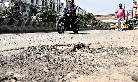 உருக்குலைந்து காணப்படும் மதுரை கோரிப்பாளையம் பனகல் சாலை. படம்: எஸ்.கிருஷ்ணமூர்த்தி