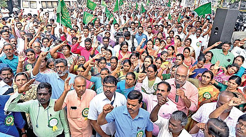 ஊரக வளர்ச்சி துறையில் காலி பணியிடங்களை நிரப்ப வேண்டும், அவுட்சோர்ஸிங் முறையை கை விட வேண்டும் என்று வலியுறுத்தி சென்னைசை தாப்பேட்டை பனகல் மாளிகை அருகே தமிழ்நாடு ஊரக வளர்ச்சி துறை அலுவலர் சங்கம் சார்பில் நேற்று ஆர்ப்பாட்டம் நடத்தப்பட்டது. 
| படம்: ம.பிரபு |
