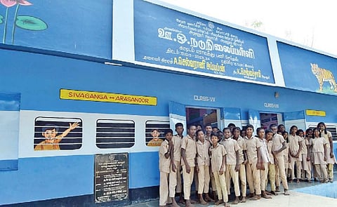 மாணவர்களை கவர ரயில் பெட்டிகள் தோற்றத்தில் வகுப்பறைகள் @ சிவகங்கை