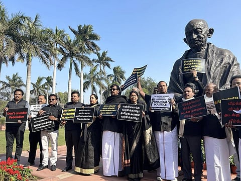 “நிவாரணம் கேட்கவில்லை; உரிமையைத் தாருங்கள்”- நாடாளுமன்றத்தில் திமுக எம்பிக்கள் போராட்டம்