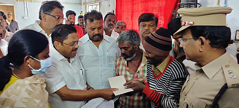 உதகை விபத்து | உயிரிழந்தோர் குடும்பங்களுக்கு தலா ரூ.2 லட்சம் நிவாரணம்: அமைச்சர் வழங்கினார்