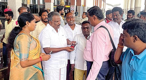 தமிழகத்தை ஏமாற்றும் விதமாக மத்திய பட்ஜெட் இருப்பதாக கூறி, கிளாம்பாக்கம் பேருந்து முனையத்துக்கு வந்த பயணிகளிடம் அல்வா பாக்கெட்டுகளை வழங்கிய திமுகவினர். 
| படம்: எம்.முத்துகணேஷ் |