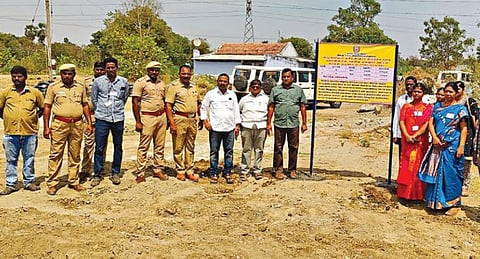 ஓமலூர் அருகே தெசவிளக்கு பகுதியில் ஆக்கிரமிப்பில் இருந்த கோயிலுக்கு சொந்தமான நிலத்தை போலீஸ் பாதுகாப்புடன் இந்து சமய அறநிலையத்துறையினர் மீட்டு எச்சரிக்கை பலகை வைத்தனர்.