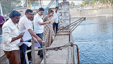 மேட்டூர் அணையில் நேற்று ஆய்வு மேற்கொண்ட தமிழக நீர்வள துறைச் செயலர் சந்தீப் சக்சேனா. உடன், சேலம் மாவட்ட ஆட்சியர் பிருந்தா தேவி மற்றும் அதிகாரிகள்.