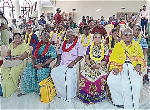 திருக்கடையூரில் நேற்று பீமரத சாந்தி செய்துகொண்ட தம்பதிகள்.