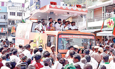 திருத்தணியில் நடைபெற்ற யாத்திரையின் முடிவில் உரையாற்றும் பாஜக மாநில தலைவர் அண்ணாமலை. 
| படம்: ம.பிரபு |