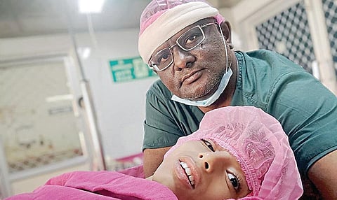 எலும்பு மூட்டு அறுவை சிகிச்சை நிபுணர் ஜான் விஸ்வநாத்துடன்,  சிறுவன் முகமது துல்கர் மற்றும் அவனது பெற்றோர்.