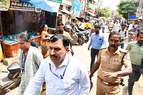 மதுரையில் இன்று என்ஐஏ அதிகாரிகள் ஹாஜிமார் தெருவில் முகம்மது அப்துல் அஜிம் என்பவரது வீட்டில் சோதனை செய்துவிட்டு வெளியே வந்தனர். | படங்கள்: எஸ்.கிருஷ்ணமூர்த்தி.