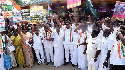 மத்திய அரசை கண்டித்து மீனவர் காங்கிரஸார் பாம்பனில் ஆர்ப்பாட்டம்