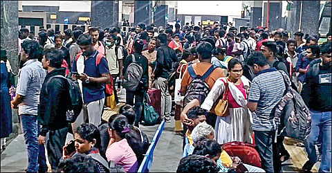 சொந்த ஊர்களுக்குச் செல்ல பேருந்துகள் இல்லாததால், நேற்று முன்தினம் இரவு கிளாம்பாக்கம் பேருந்து நிலையத்தில் குவிந்த பயணிகள்.