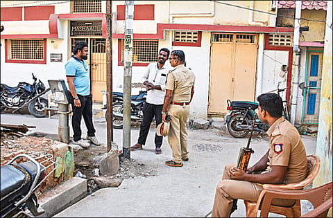 திருச்சி பீமநகர் கூனி பஜாரில் என்ஐஏ அதிகாரிகள் சோதனை நடத்திய  அஷரப் அலி வீடு. படம்: ர.செல்வமுத்துகுமார்
