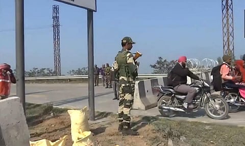 டெல்லி எல்லைகளில் வைக்கப்பட்டுள்ள தடுப்புகள், பாதுகாப்பு பணியில் போலீஸார்