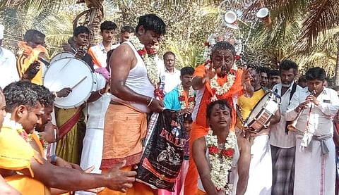 தேன்கனிக்கோட்டை அடுத்த ஒசபுரம் கிராமத்தில் நடந்த கோயில் திருவிழாவில் தலையில் தேங்காய் உடைத்து நேர்த்திக்கடன் செலுத்திய பக்தர்கள்