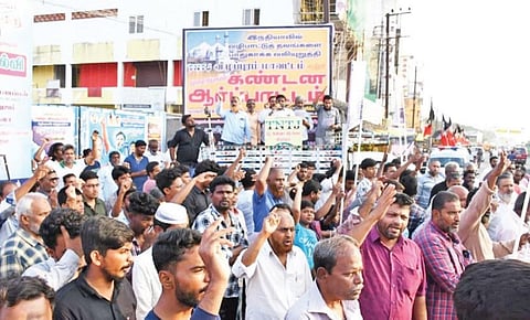 விழுப்புரத்தில், தமிழ்நாடு தவ்ஹீத் ஜமாஅத் அமைப்பின் சார்பில் நடைபெற்ற ஆர்ப்பாட்டத்தில் பங்கேற்றோர்.