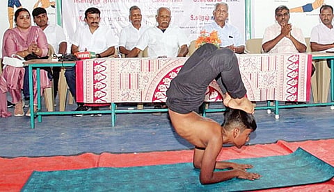 மதுரையில்  நடந்த யோகாசனப் போட்டியில் விருச்சிகாசனம் செய்து காட்டிய  6-ம் வகுப்பு மாணவர் தியானேஷ்.