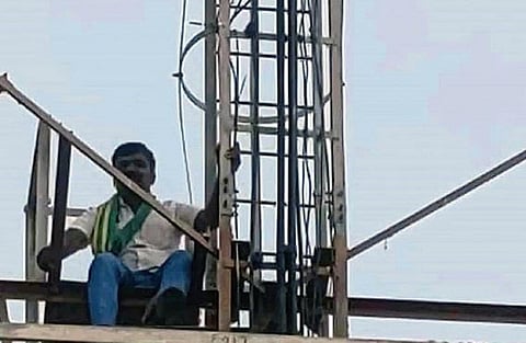 உப்பாறு அணைக்கு தண்ணீர் திறக்கக் கோரி செல்போன் கோபுரத்தில் ஏறி விவசாயி போராட்டம்