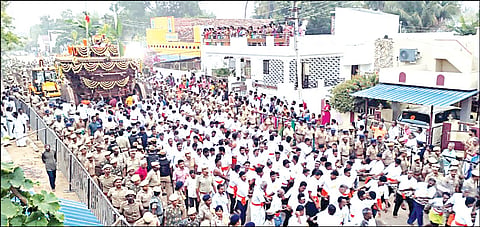 தேவகோட்டை அருகேயுள்ள கண்டதேவியில் நேற்று பலத்த பாதுகாப்புடன் நடைபெற்ற சொர்ணமூர்த்தீஸ்வரர் கோயில் தேர் வெள்ளோட்டம்.