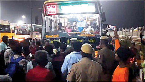 கிளாம்பாக்கத்தில் போதிய பேருந்துகள் இயக்கப்படவில்லை எனக் கூறி நேற்று  அதிகாலை பேருந்துகளை சிறைப்பிடித்து பொதுமக்கள் ஆர்ப்பாட்டத்தில் ஈடுபட்டனர்.