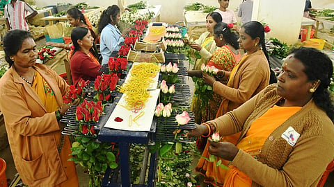சர்வதேச சந்தையில் போட்டி அதிகரிப்பால் ஓசூர் ரோஜா மலர் ஏற்றுமதி முற்றிலும் நிறுத்தம்: காதலர் தினத்தில் உள்ளூர் சந்தைகளில் விற்க முடிவு