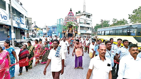 திருச்செந்தூர் வெயிலுகந்த அம்மன் கோயில் மாசித் திருவிழாவில் நேற்று தேரோட்டம் நடந்தது. இதில் திரளான பக்தர்கள் கலந்து கொண்டு வடம் பிடித்து தேர் இழுத்தனர்.