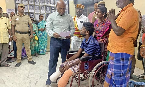 மின்சாரம் தாக்கி இரு கால்களை இழந்த இளைஞர் பூபாலன் அரசுப் பணி வேண்டி விழுப்புரம் ஆட்சியரிடம்  கோரிக்கை மனு அளித்தார்.