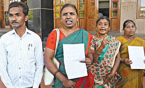 சேலம் ஆட்சியர் அலுவலகத்தில் மனு அளிக்க வந்த மேட்டுப்பட்டி ஊராட்சி வார்டு உறுப்பினர்கள்.             
| படம்: எஸ்.குரு பிரசாத் |