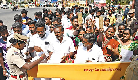 சங்ககிரியை அடுத்த இடங்கணசாலை அருகே கழிவுநீர் சுத்திகரிப்பு நிலையம் அமைப்பதற்கு எதிர்ப்பு தெரிவித்து சேலம் ஆட்சியர் அலுவலகத்தில் மனு அளிக்க வந்த மக்கள்.
| படம்: எஸ்.குரு பிரசாத் |
