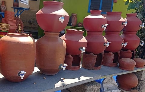 ஓசூர்  ஆவலப்பள்ளி சாலையில் குடிதண்ணீர் ஊற்றி வைக்க குழாய் பொருத்திய மண்பானைகள் விற்பனைக்காக அடுக்கி வைக்கப்பட்டுள்ளது.