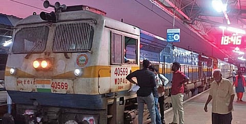 திருவாரூரில் இருந்து மண்டபத்துக்கு 121 கி.மீ. வேகத்தில் ரயிலை இயக்கி சோதனை ஓட்டம்