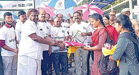 போக்குவரத்துத் துறை இயக்க ஊர்தி சார்பில் நடைபெற்ற சாலை பாதுகாப்பு விழிப்புணர்வு நடைபயணத்தை போக்குவரத்துத் துறை அமைச்சர் எஸ்.எஸ்.சிவசங்கர், சென்னை, சேப்பாக்கம் அரசு விருந்தினர் மாளிகை அருகில் நேற்று தொடங்கி வைத்து, விழிப்புணர்வு துண்டு பிரசுரங்களை வழங்கினார்.