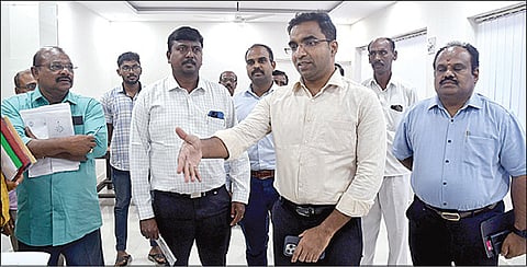 மின்சார கார் தயாரிப்பு தொழிற்சாலைக்கான அடிக்கல் நாட்டு விழா தொடர்பாக தூத்துக்குடியில் நேற்று ஆய்வு மேற்கொண்ட சிப்காட் மேலாண்மை இயக்குநர் செந்தில் ராஜ். படம்: என்.ராஜேஷ்