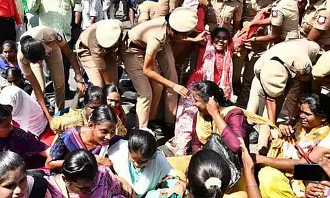9 அம்ச கோரிக்கைகளை வலியுறுத்தி கோடம்பாக்கத்தில் மாற்று திறனாளிகள் சாலை மறியல்: குண்டுக்கட்டாக தூக்கி அப்புறப்படுத்திய போலீஸார்