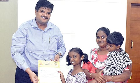 முகச்சிதைவு நோயால் பாதிக்கப்பட்டு, சிகிச்சை பெற்ற சிறுமி டானியாவுக்கு, அரசு வழங்கிய வீட்டுமனையில் வீடு கட்டிக்கொள்ள ரூ.2 லட்சத்துக்கான காசோலையை, மாவட்ட ஆட்சியரின் விருப்புரிமை
நிதியிலிருந்து, நேற்று முன்தினம் திருவள்ளூர் ஆட்சியர் அலுவலகத்தில், ஆட்சியர் பிரபுசங்கர் வழங்கினார்.