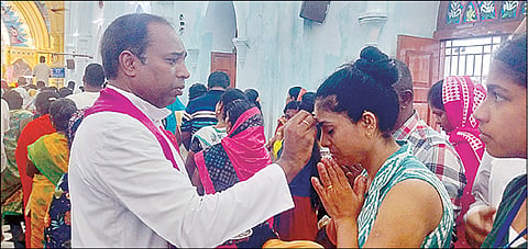 வேளாங்கண்ணி புனித ஆரோக்கிய மாதா பேராலயத்தில் நேற்று சாம்பல் புதனை முன்னிட்டு கிறிஸ்தவர்களின் நெற்றில் சாம்பல் பூசிய உதவி பங்குத் தந்தை டேவிட் தன்ராஜ்.