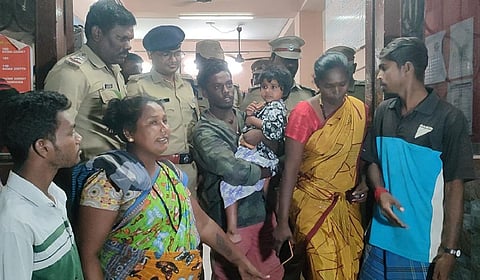 காரைக்காலில் மீட்கப்பட்ட குழந்தையுடன் பெற்றோர் மற்றும் மாவட்ட முதுநிலை காவல் கண்காணிப்பாளர் மணிஷ் - படம்: வீ.தமிழன்பன்