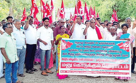 தனியார் ரிசார்ட் இயக்குநர் உள்ளிட்டோரால் அபகரிக்கப்பட்ட 53 ஏக்கர் நிலத்தை மீட்டு சிறுதாவூர் தலித் மக்களுக்கு வழங்க வேண்டும் என்பதை வலியுறுத்தி மார்க்சிஸ்ட் கட்சியினர் செங்கை ஆட்சியரிடம் மனு கொடுக்கும் போராட்டம் நடத்தினர்.