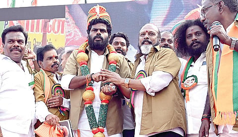 தமிழக பாஜக தலைவர் அண்ணாமலையின் ‘என் மண் என் மக்கள்' நடைபயண பொதுக்கூட்டம், சென்னை கொளத்தூர் தொகுதிக்கு உட்பட்ட அகரம் சந்திப்பில் நேற்று நடைபெற்றது. இதில் அண்ணாமலைக்கு தலைப்பாகை , மாலை அணிவிக்கப்பட்டது.
| படங்கள்: எஸ்.சத்தியசீலன் |