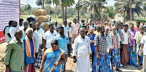 தருமபுரி மாவட்டம் நாகாவதி எர்ரப்பட்டி கிராமத்தில் மக்களவைத் தேர்தலை புறக்கணிப்பதாக அறிவிப்பு பேனர் வைத்துள்ள கிராம மக்கள்.