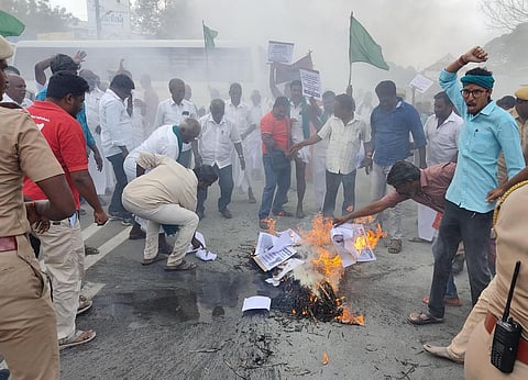 படவிளக்கம்: தஞ்சாவூர் பனகல் கட்டிடம் அருகே எஸ்.கே. ஹல்தரின் உருவபொம்மையை எரித்த காவிரி உரிமை மீட்புக் குழுவினர்.