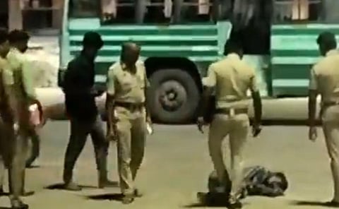 தென்காசியில் இளைஞரை போலீஸார் கொடூரமாக தாக்கும் வீடியோ வைரல்