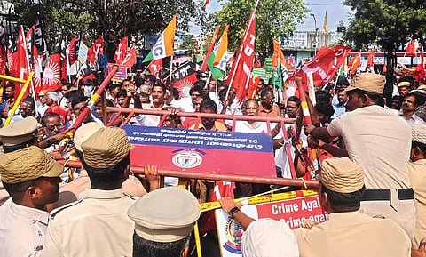 மத்திய அரசுக்கு எதிராக அனைத்து தொழிற்சங்கங்களின் பொது வேலை நிறுத்தம் சென்னை அண்ணாசாலை தலைமை தபால் நிலையம் அருகே நேற்று நடைபெற்றது. 
| படம்: ம.பிரபு |
