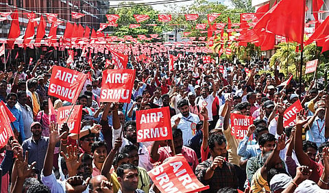தெற்கு ரயில்வே மஸ்தூர் யூனியன் சங்கத்தின் பொது செயலாளர் கண்ணையா தலைமையில் சென்னை தெற்கு ரயில்வே பொதுமேலாளர் அலுவலகம் முன்பு நேற்று நடைபெற்ற ஆர்ப்பாட்டம். 
| படங்கள்: எஸ்.சத்தியசீலன் |